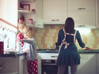 Anne mutfakta çocuklarla