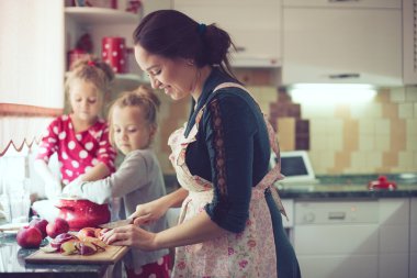 Anne mutfakta çocuklarla