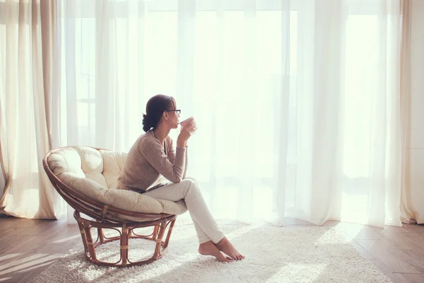 Mujer relajante en silla — Foto de Stock