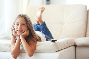 TV izlerken alt