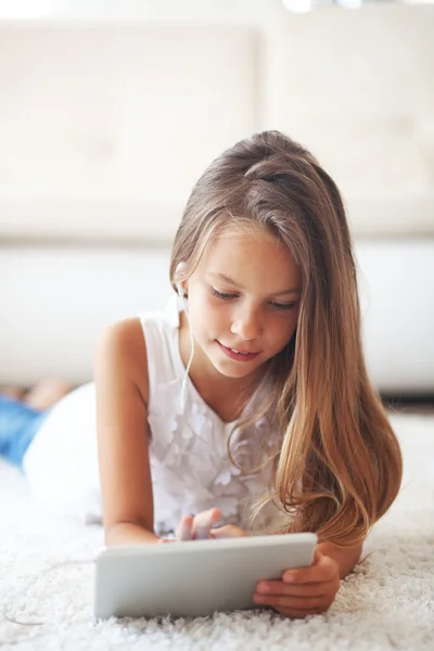 Pre-tiener meisje met tablet pc — Stockfoto