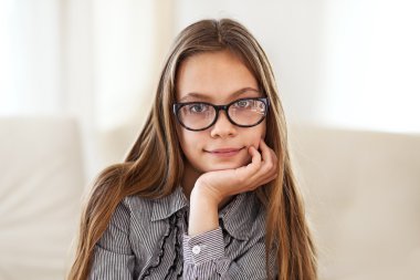 8 yaşında bir kız