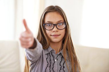 8 yaşında bir kız