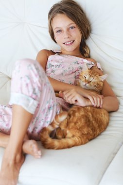 Çocuk ve a evde beslenen hayvan