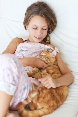 Çocuk ve a evde beslenen hayvan