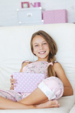 tablet pc ile oynayan çocuk