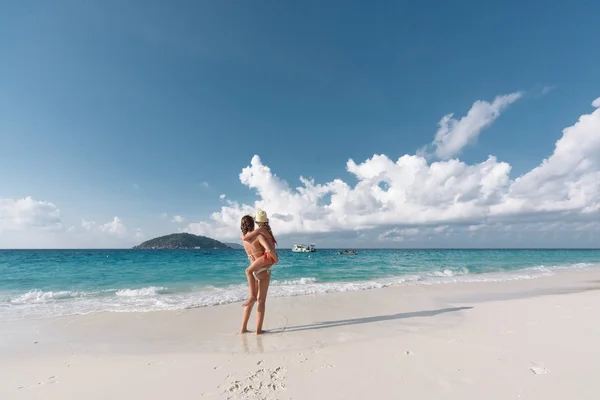 Mãe com criança na praia — Fotografia de Stock