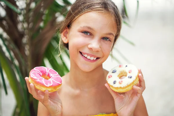 Menina comer donuts — Fotografia de Stock