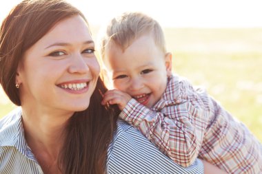 Anne çocuğunu güneş ışığı ile