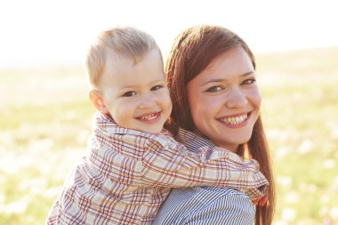 Anne çocuğunu güneş ışığı ile