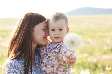 Anne çocuğunu güneş ışığı ile