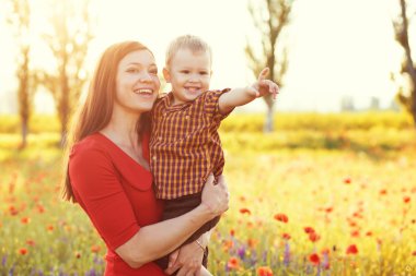 Anne çocuğunu güneş ışığı ile