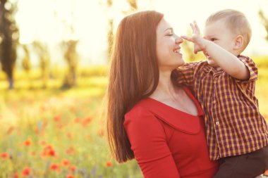 Anne çocuğunu güneş ışığı ile