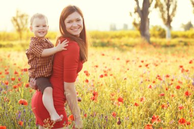 Anne çocuğunu güneş ışığı ile