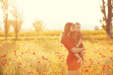 Anne çocuğunu güneş ışığı ile