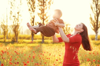 Anne çocuğunu güneş ışığı ile