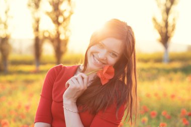 Güneş ışığı alanında kadında