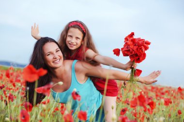 Anne çocuğunu Bahar alanına ile