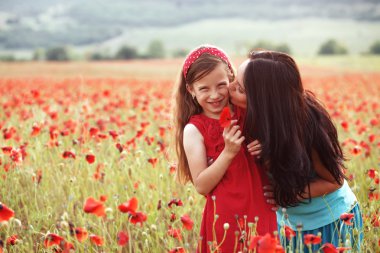 Anne çocuğunu güneş ışığı ile