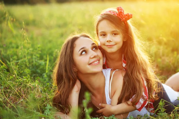 Mutter mit ihrem Kind im Frühjahr-Feld — Stockfoto