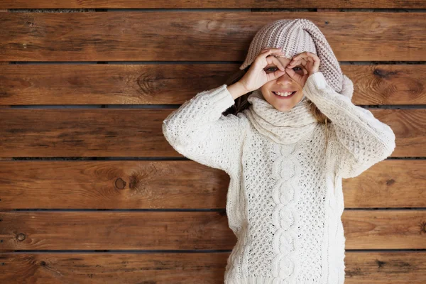 Kind posiert in gestrickte Kleidung — Stockfoto