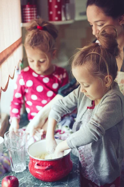 Matka s dětmi v kuchyni — Stock fotografie