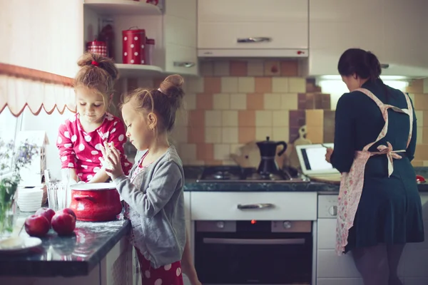 Мама с детьми на кухне — стоковое фото
