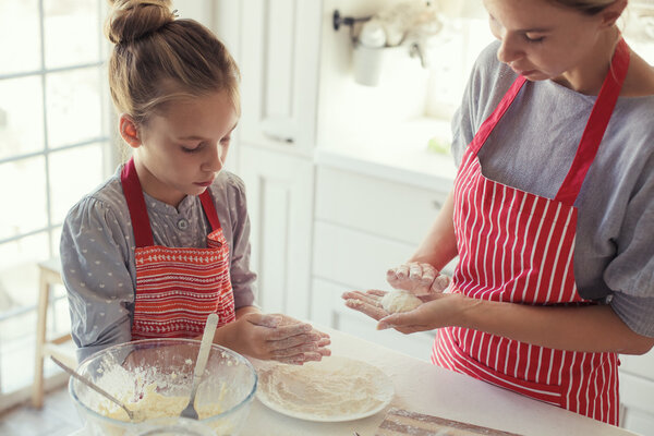 Приготовление пищи мама и дочь