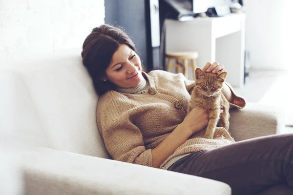 Žena odpočívá s kotě — Stock fotografie