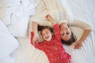 Anne ile kızı yatakta