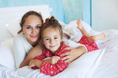Anne ile kızı yatakta