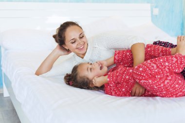 Anne ile kızı yatakta