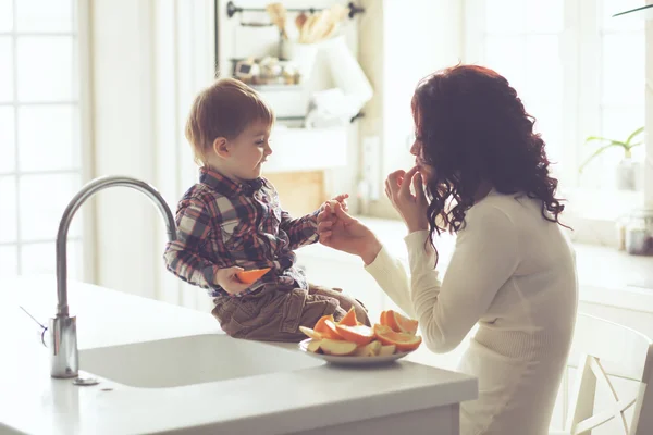 Мать и дитя, едят в кухне — стоковое фото