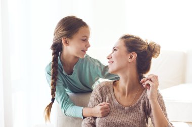 Pre teen kızı ile anne