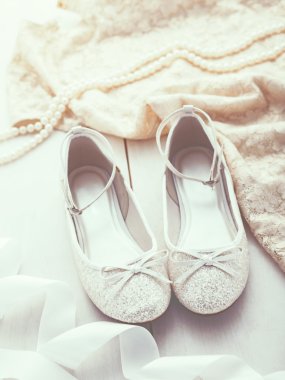 Gümüş parlak ayakkabıları