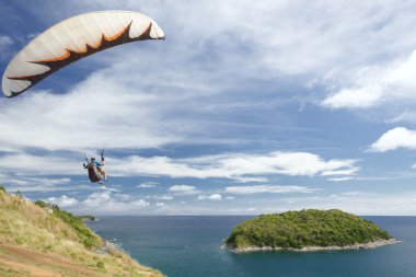 Yamaçparaşütü deniz manzara üzerinde
