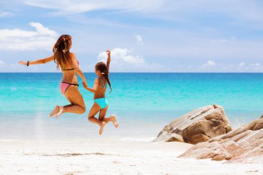 Bir plajda çocuk ile anne