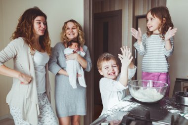 Anneler çocuk ile pişirme