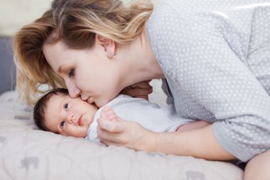 Yeni doğan bebeğin annesiyle