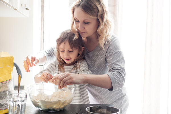 Мама, приготовление пищи с дочерью