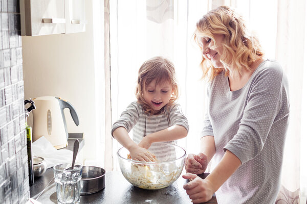 Мама, приготовление пищи с дочерью
