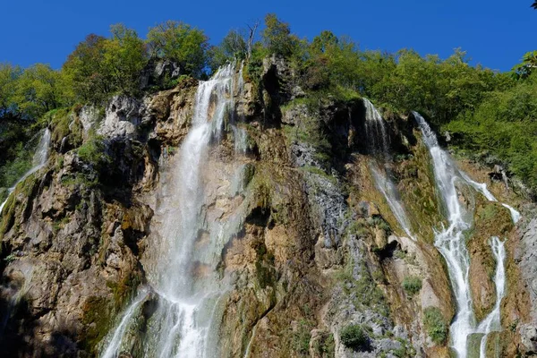 Scenic Vízesés Plitvice Horvátország Fényes Nyári Napon — Stock Fotó