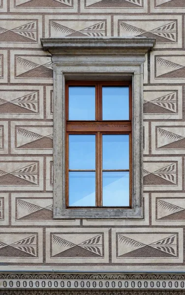 Fenêtre Reflétant Ciel Bleu Sur Mur Palais Schwarzenberg Prague — Photo