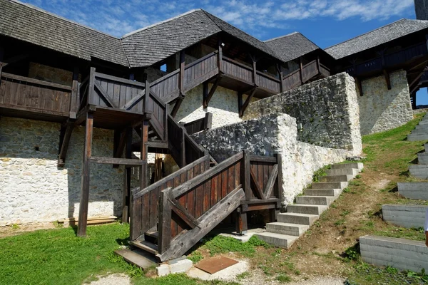 Escadaria de madeira coberta e galeria no castelo medieval de Celje, na Eslovénia — Fotografia de Stock