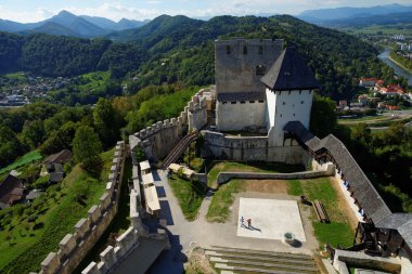Slovenya Celje Ortaçağ Kalesi nehrin Savinja yukarıda