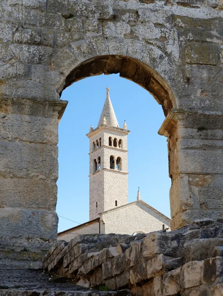 Torre de sino da Igreja de Santo Antônio em Pula, Croácia, vista através do arco de Anfiteato — Fotografia de Stock