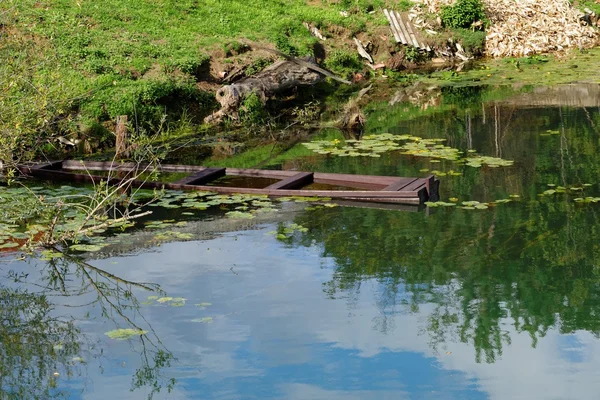 Barco de madera viejo hundido en el río de verano — Foto de Stock