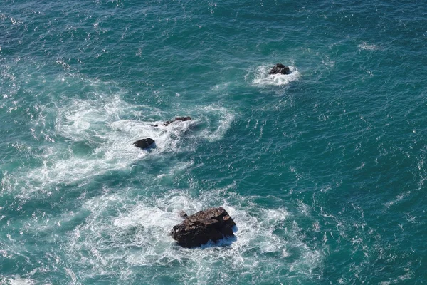 Waves breaking on rocks in sea — Stock Photo, Image