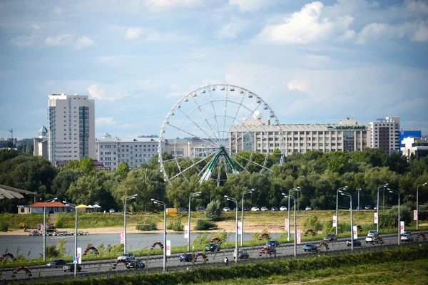 Ruota panoramica nel centro della città — Foto Stock