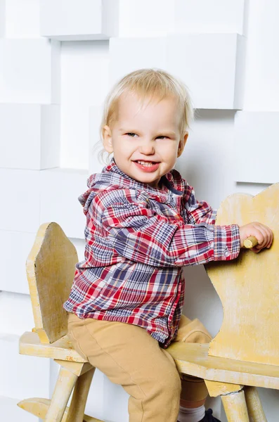 Kind op het speelgoed paard rijden — Stockfoto